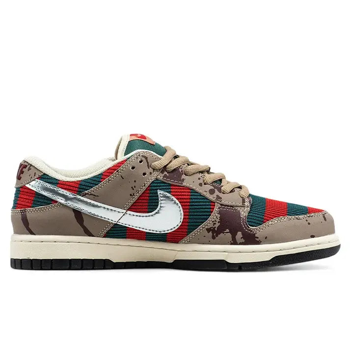 Tênis Bege Nike Dunk Low Freddy Krueger Visto pelo Lado Direito