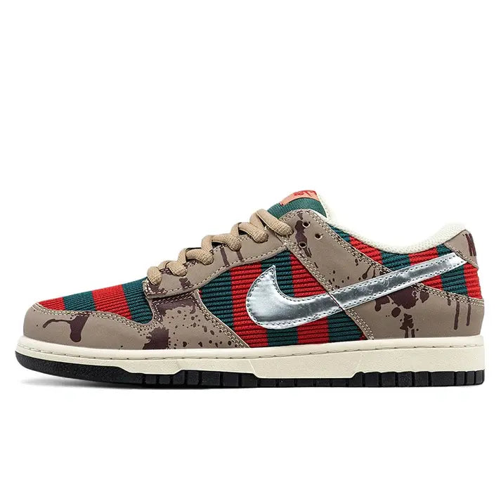 Tênis Bege Nike Dunk Low Freddy Krueger Visto Pelo Lado Esquerdo