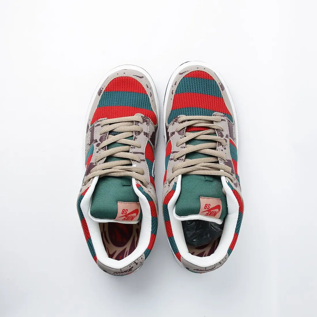 Tênis Bege Nike Dunk Low Freddy Krueger Visto Por Cima em Detalhes