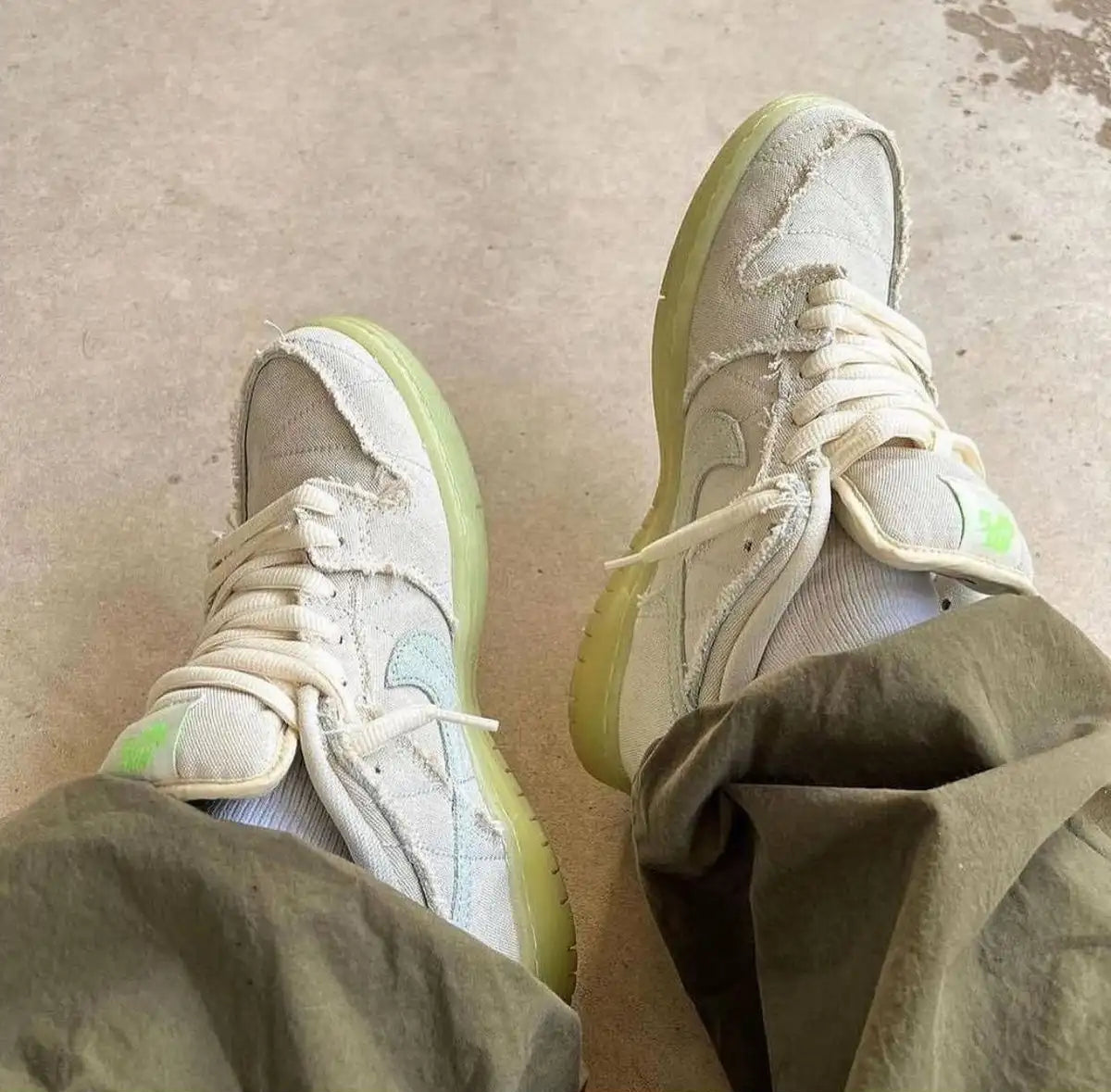 Tênis Bege Nike Dunk Low Mummy Visto no Pe Com Calca Verde