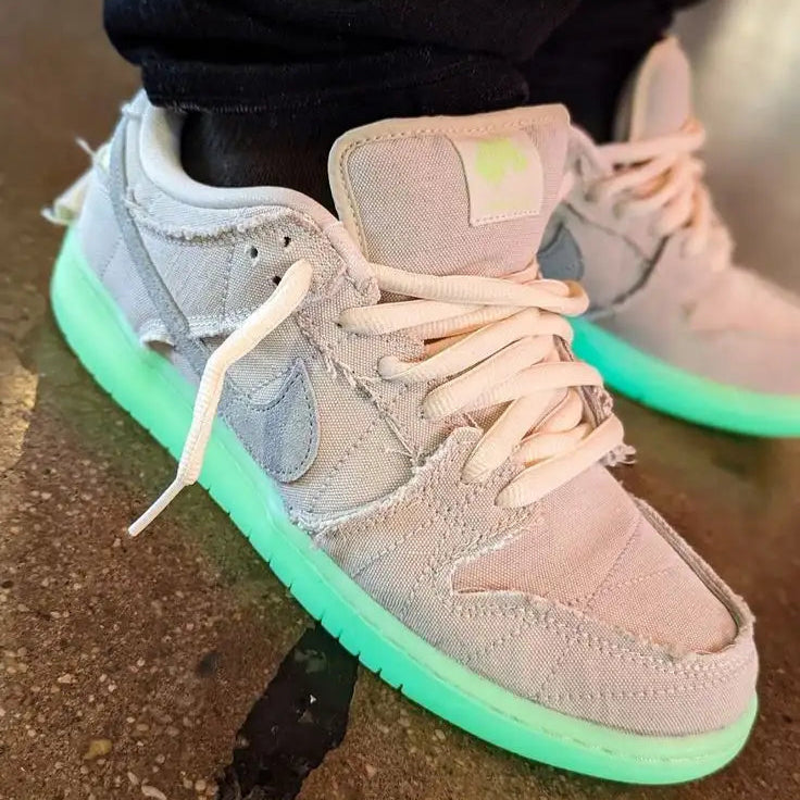 Tênis Bege Nike Dunk Low Mummy Brilhando em Destaque