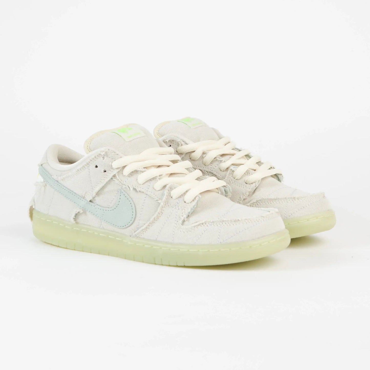 Tênis Bege Nike Dunk Low Mummy Par Visto de Frente