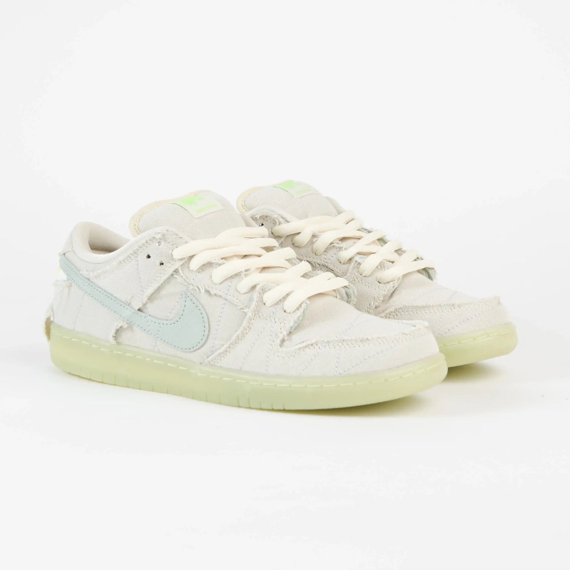 Tênis Bege Nike Dunk Low Mummy Par Visto de Frente