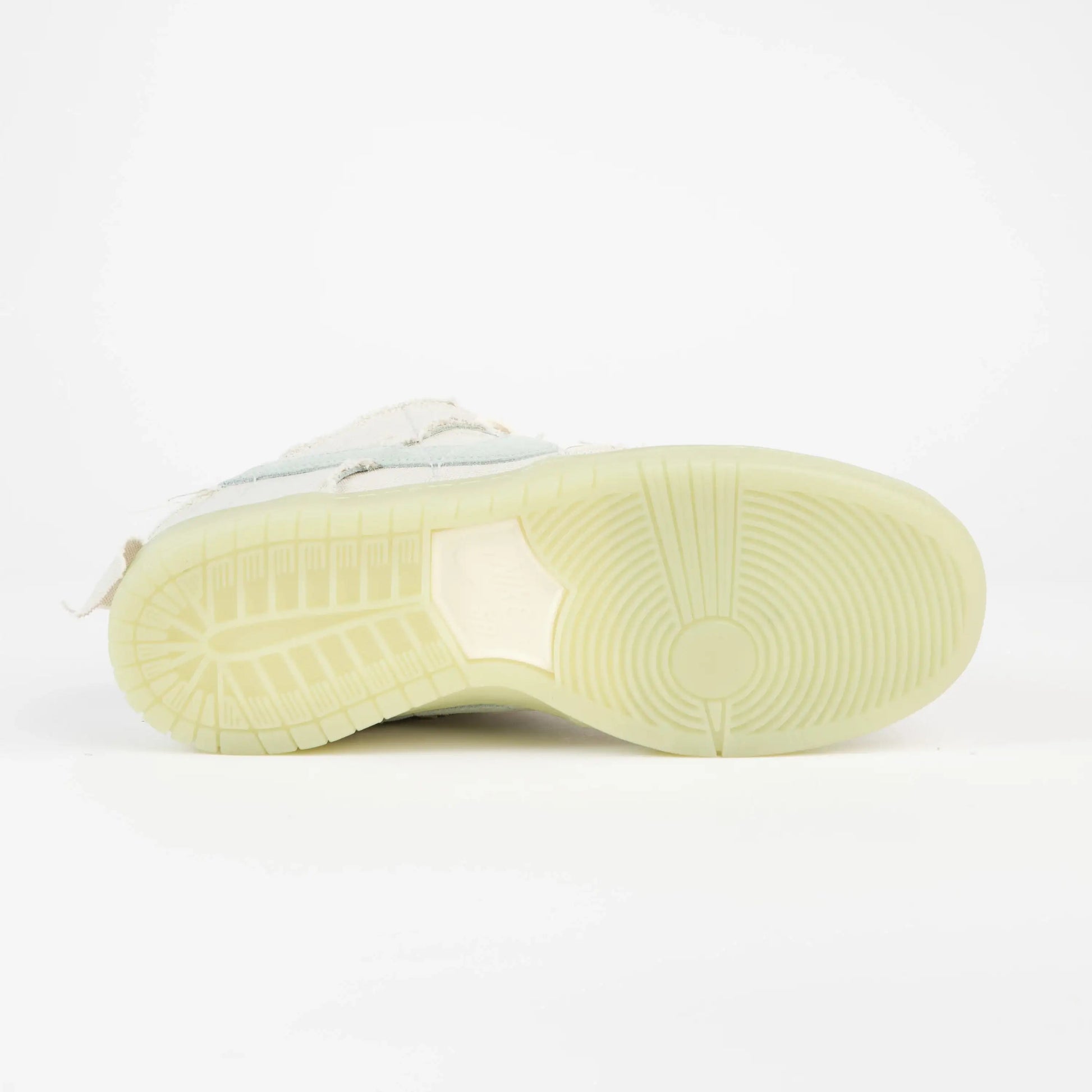 Tênis Bege Nike Dunk Low Mummy Vista do Solado Bege