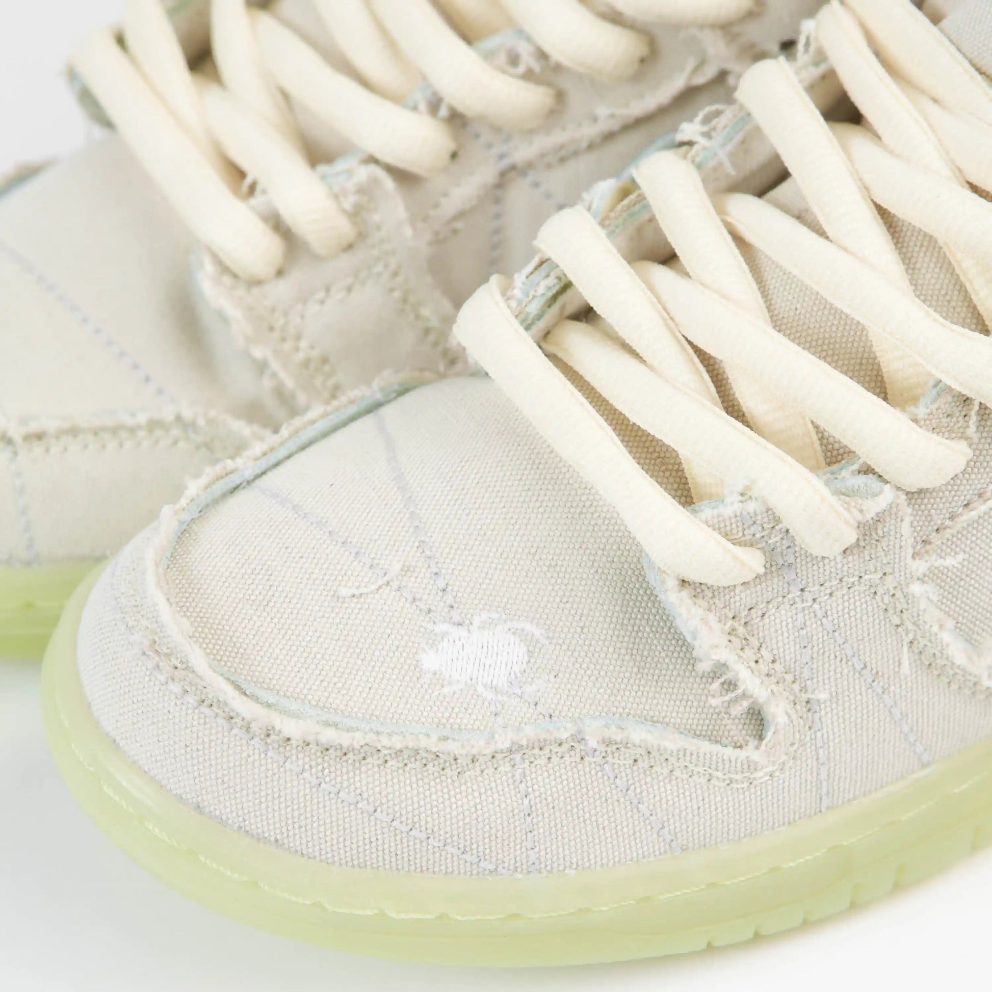 Tênis Bege Nike Dunk Low Mummy detalhes Frontal