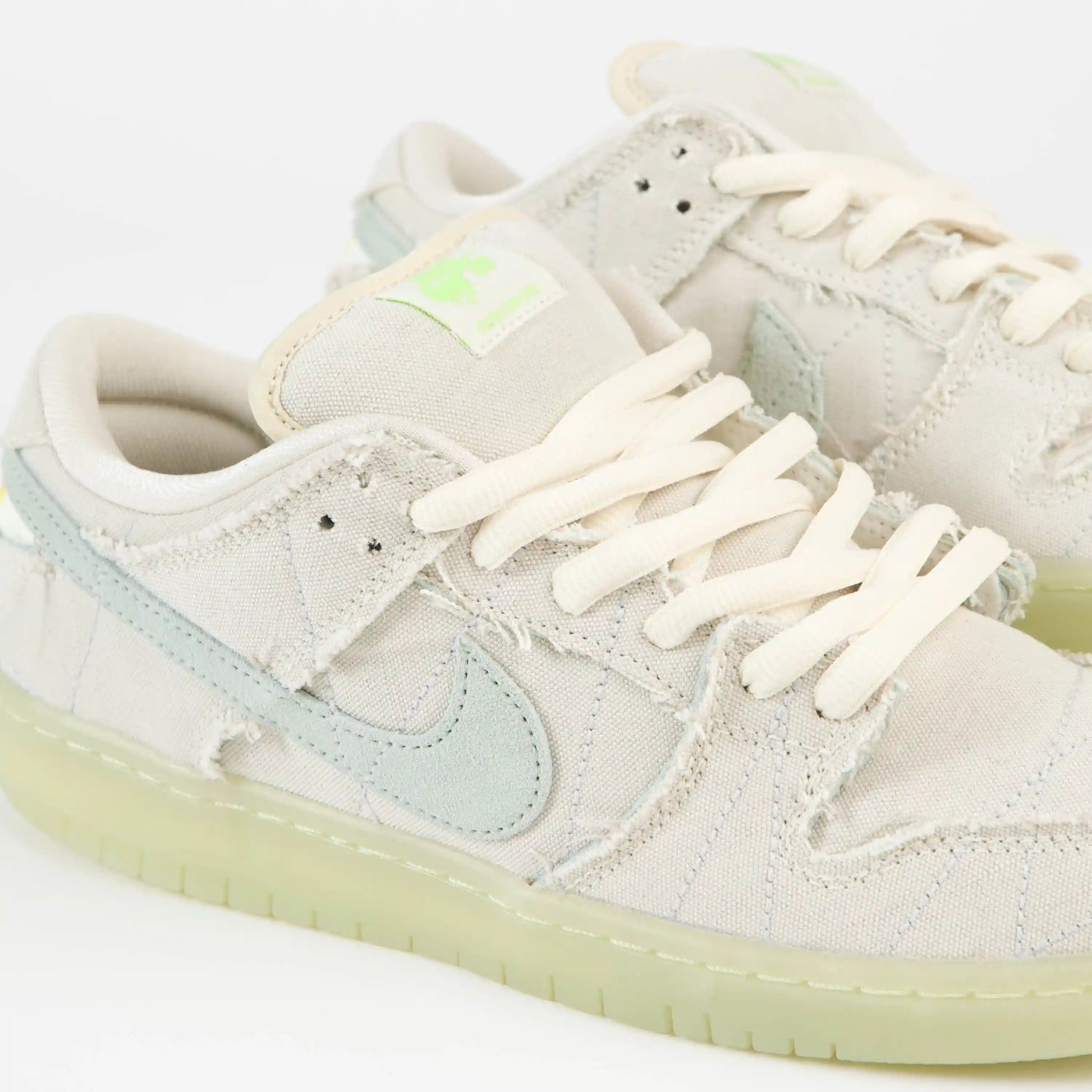 Tênis Bege Nike Dunk Low Mummy Detalhes do Tecido parecendo Pano de Mumia