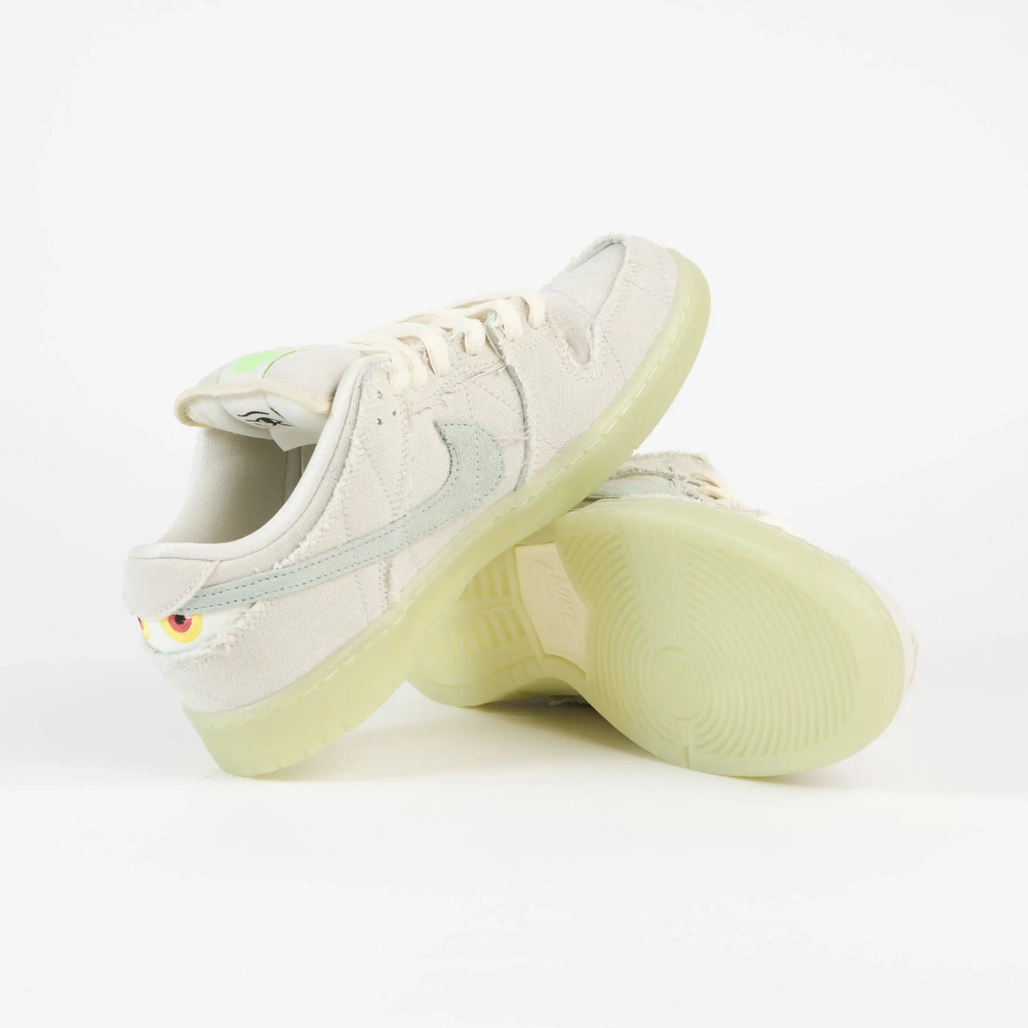 Tênis Bege Nike Dunk Low Mummy um Tenis em Cima do Outro