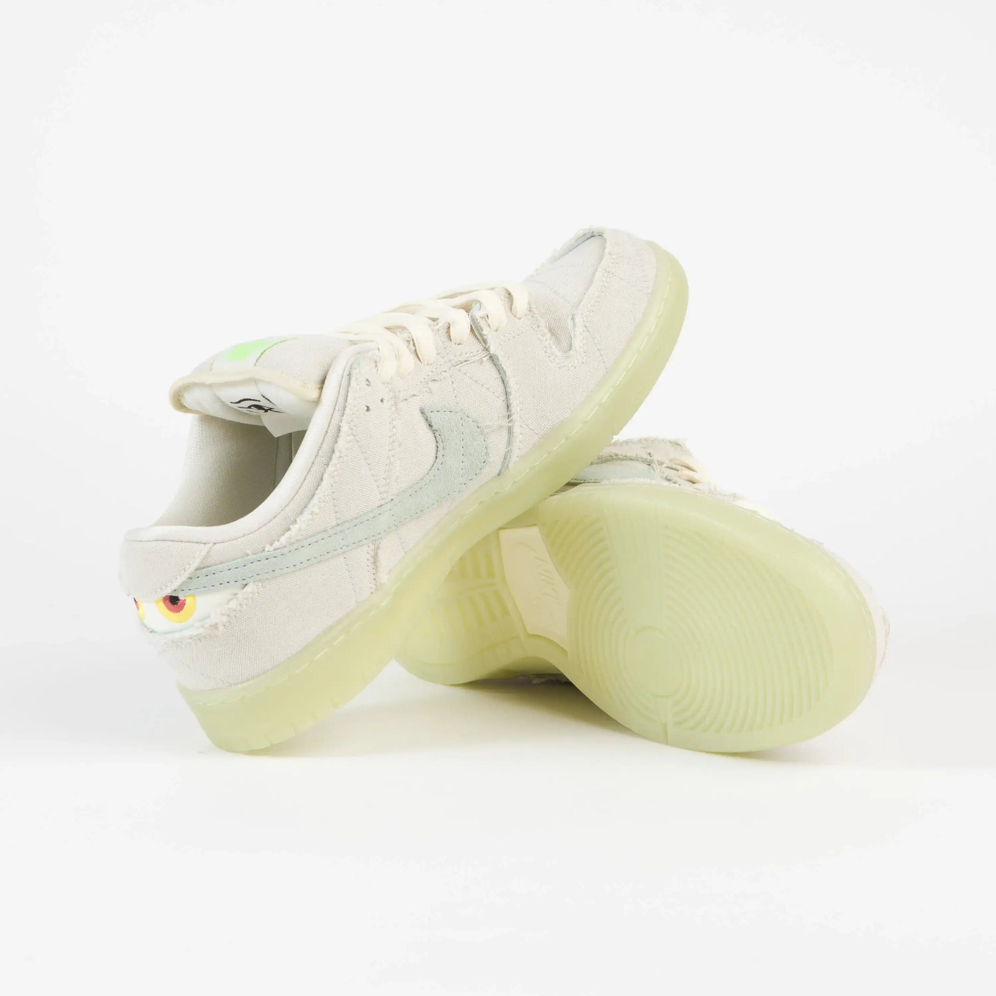 Tênis Bege Nike Dunk Low Mummy um Tenis em Cima do Outro