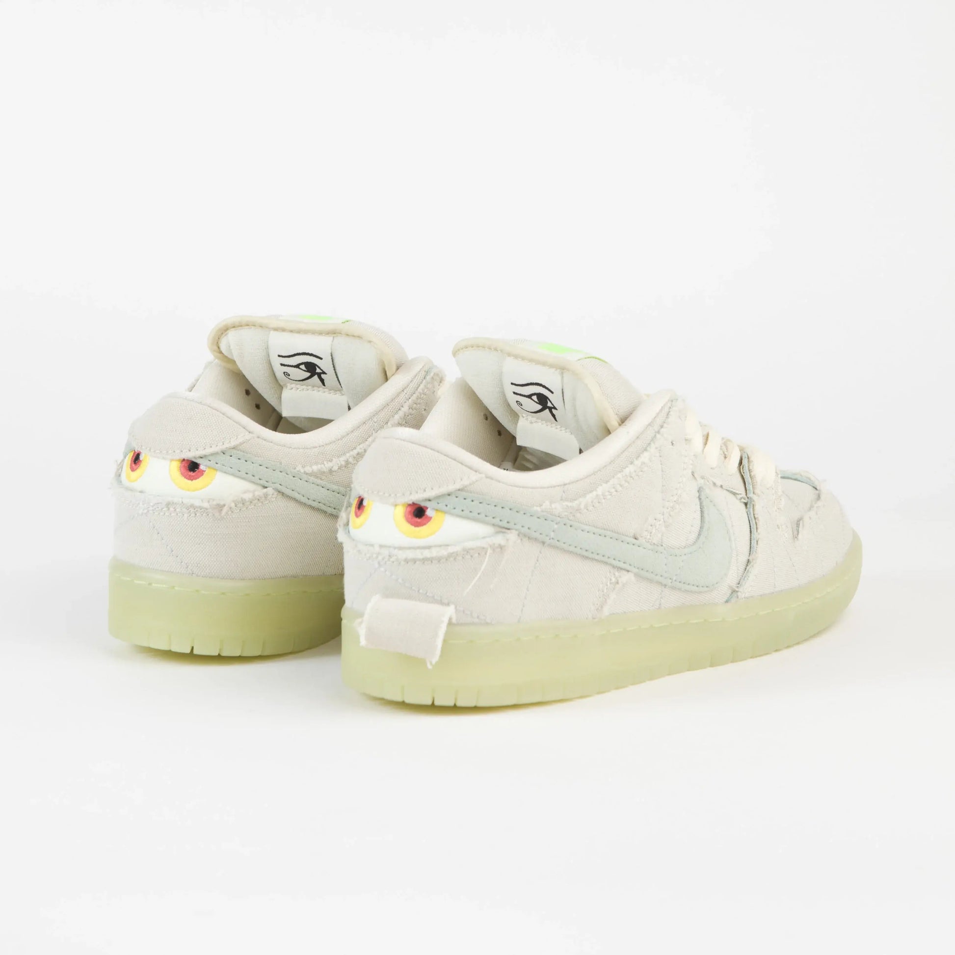 Tênis Bege Nike Dunk Low Mummy Visto pela Parte Traseira Destacando os Olhos da Mumia