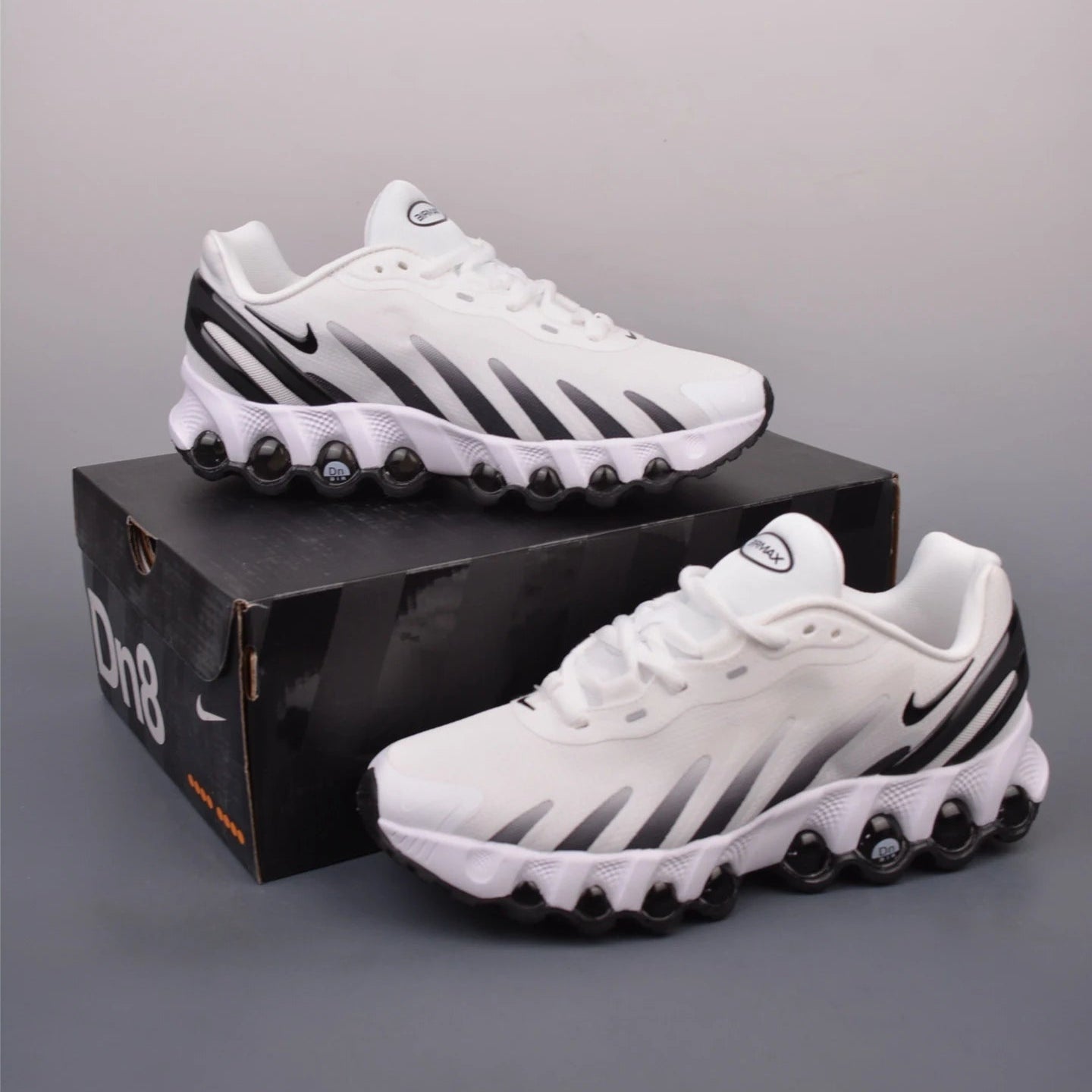 Tênis Branco com Preto Nike Air Max Dn8 Panda Em Cima da Caixa Preta Escrita Air Max