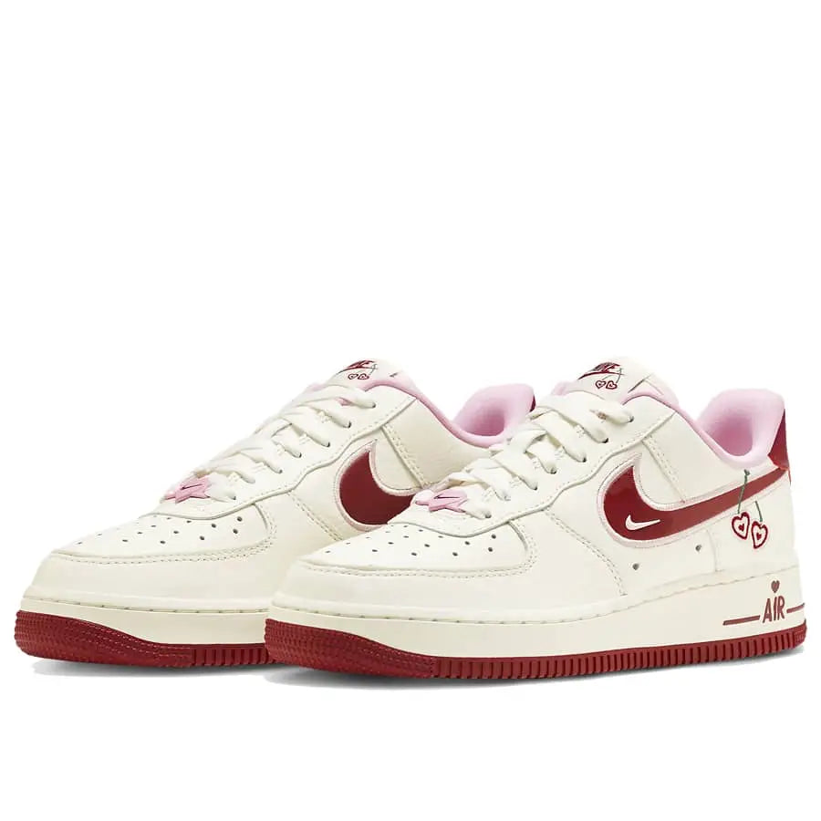 Tênis Branco com Vermelho Nike Air Force 1 Low Valentine’s Day Par Visto de Frente