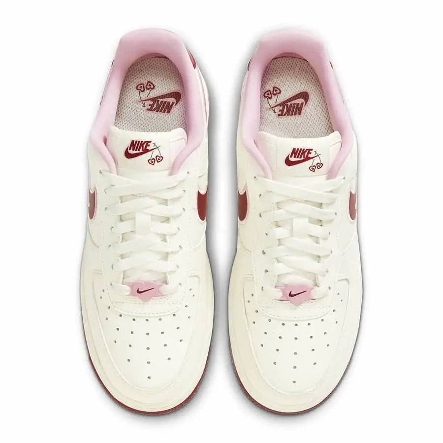 Tênis Branco com Vermelho Nike Air Force 1 Low Valentine’s Day Par Visto Por Cima