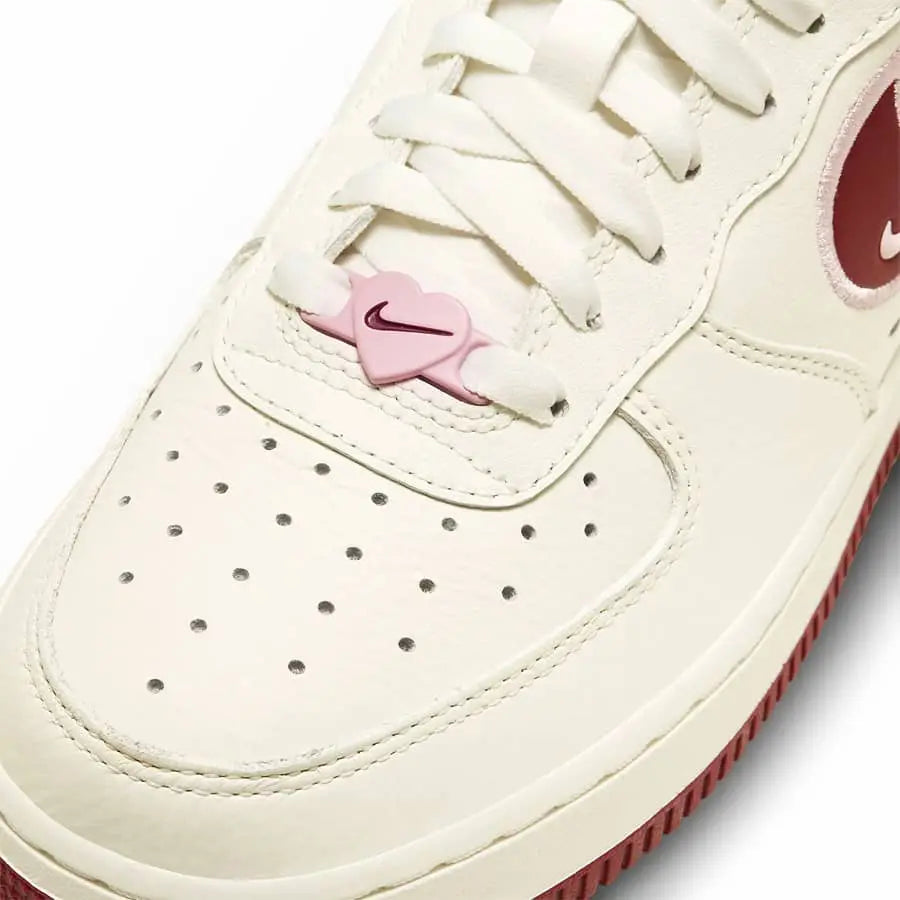 Tênis Branco com Vermelho Nike Air Force 1 Low Valentine’s Day Detalhes Frontal Mostrando Coracao Rosa