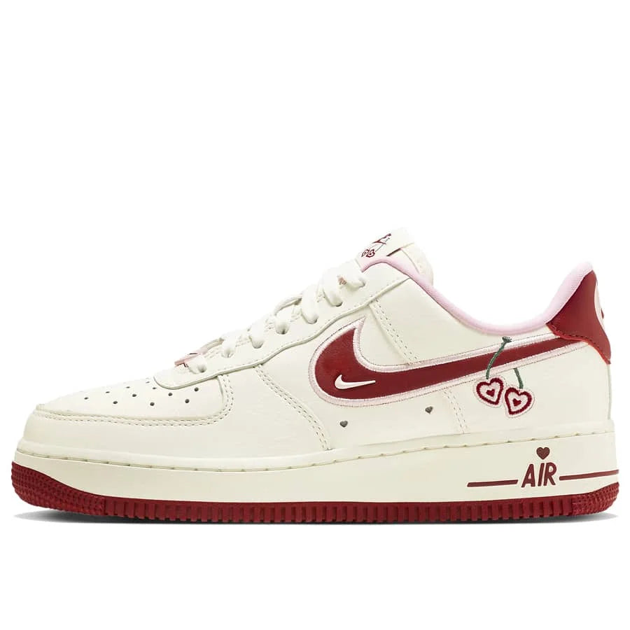 Tênis Branco com Vermelho Nike Air Force 1 Low Valentine’s Day Parte Lateral Esquerda