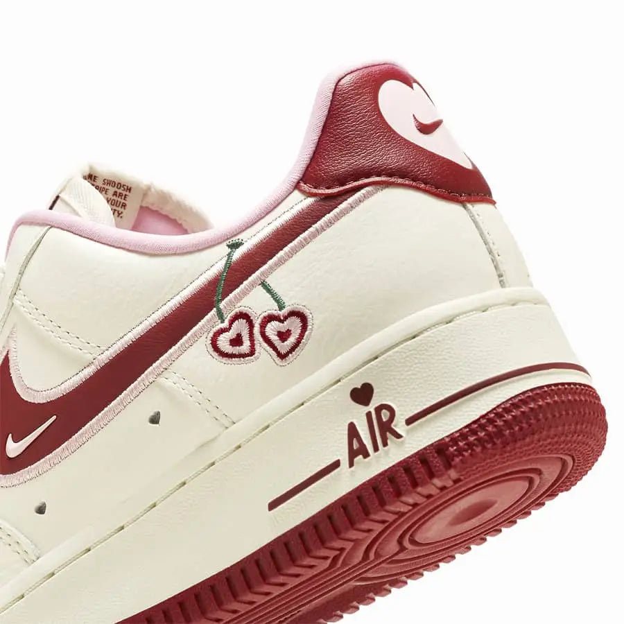Tênis Branco com Vermelho Nike Air Force 1 Low Valentine’s Day Parte Traseira em Detalhes