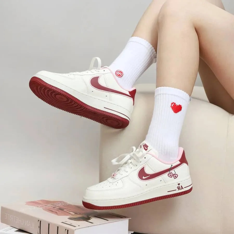 Tênis Branco com Vermelho Nike Air Force 1 Low Valentine’s Day Visto no Pe Feminino com Meia Branca com Coracao Vermelho