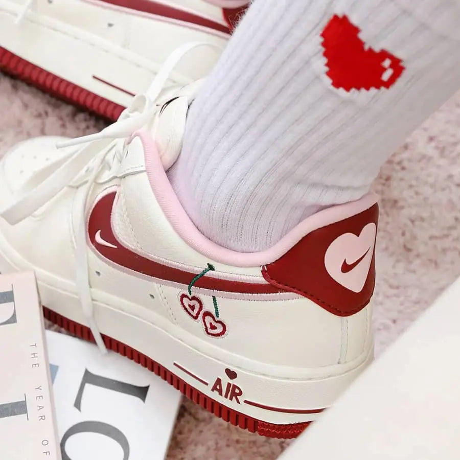 Tênis Branco com Vermelho Nike Air Force 1 Low Valentine’s Day Parte Traseira no Pe com Meia Branca