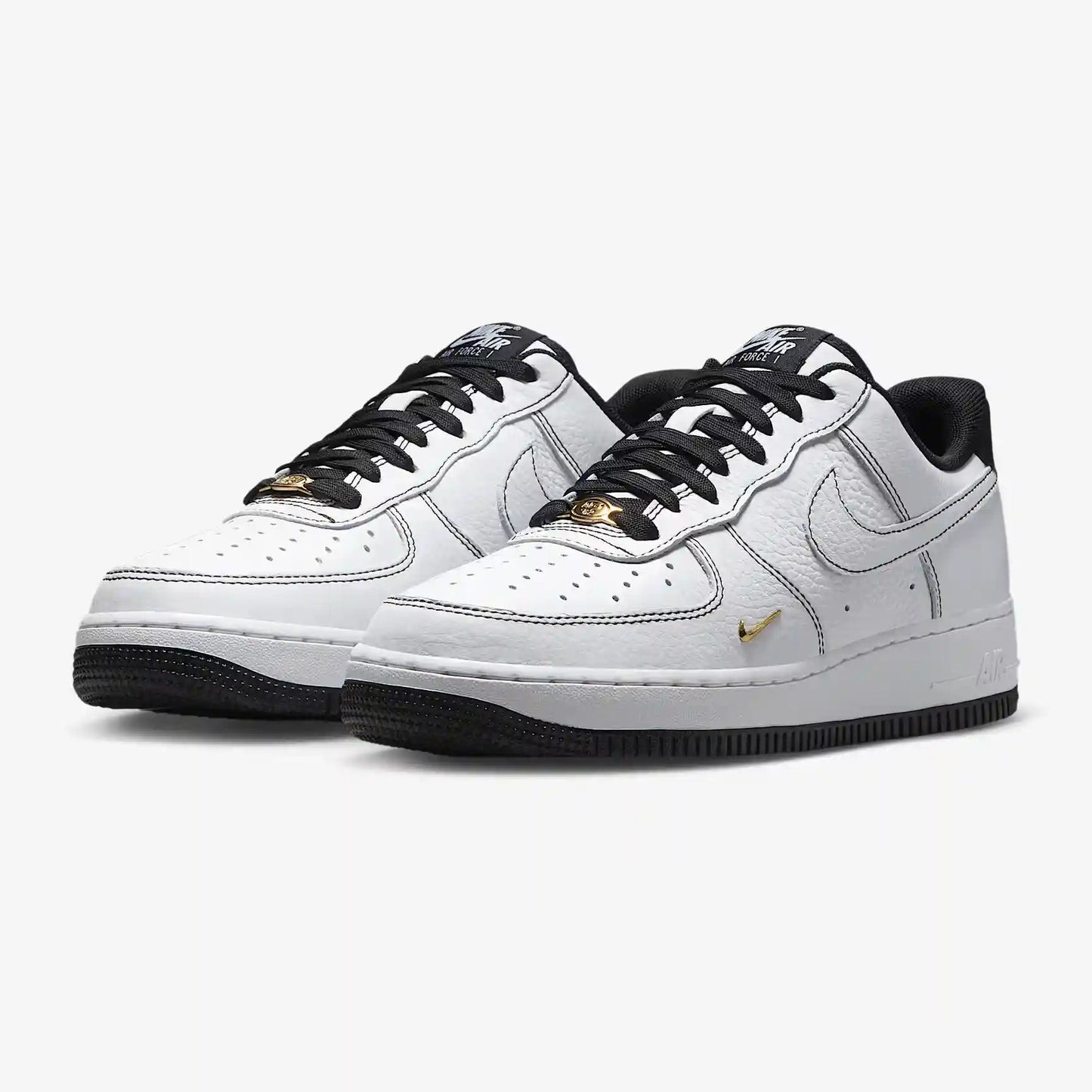 Tênis Nike Branco e Preto com Mini Swoosh Metallic Gold Par Visto de Frente