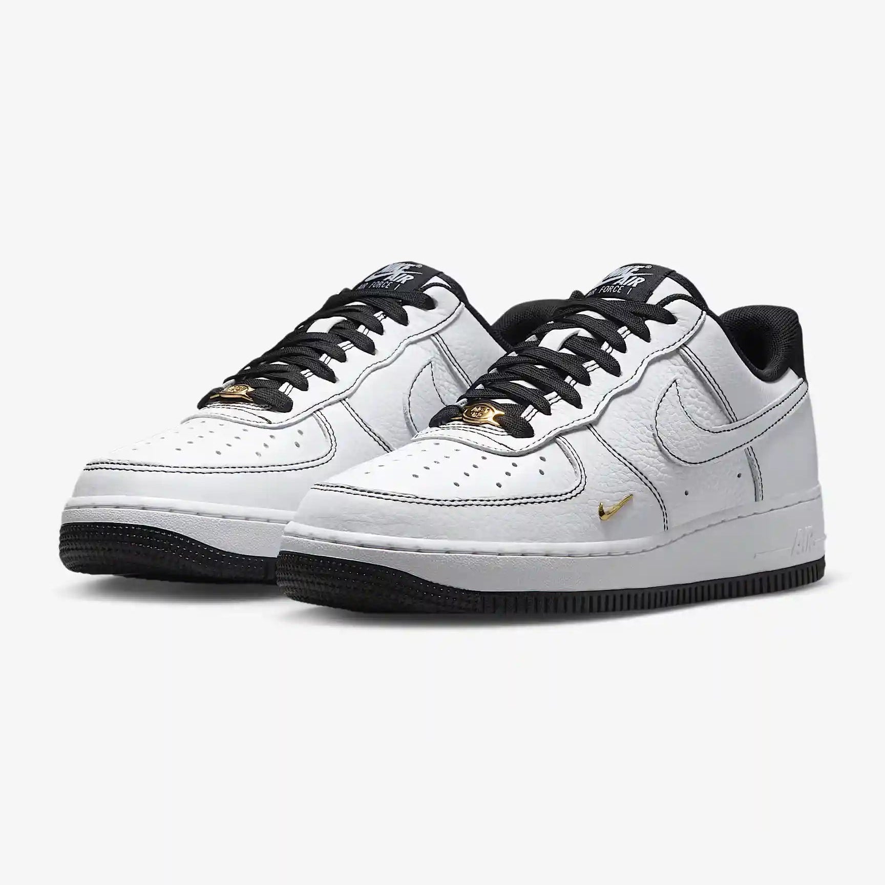 Tênis Nike Branco e Preto com Mini Swoosh Metallic Gold Par Visto de Frente