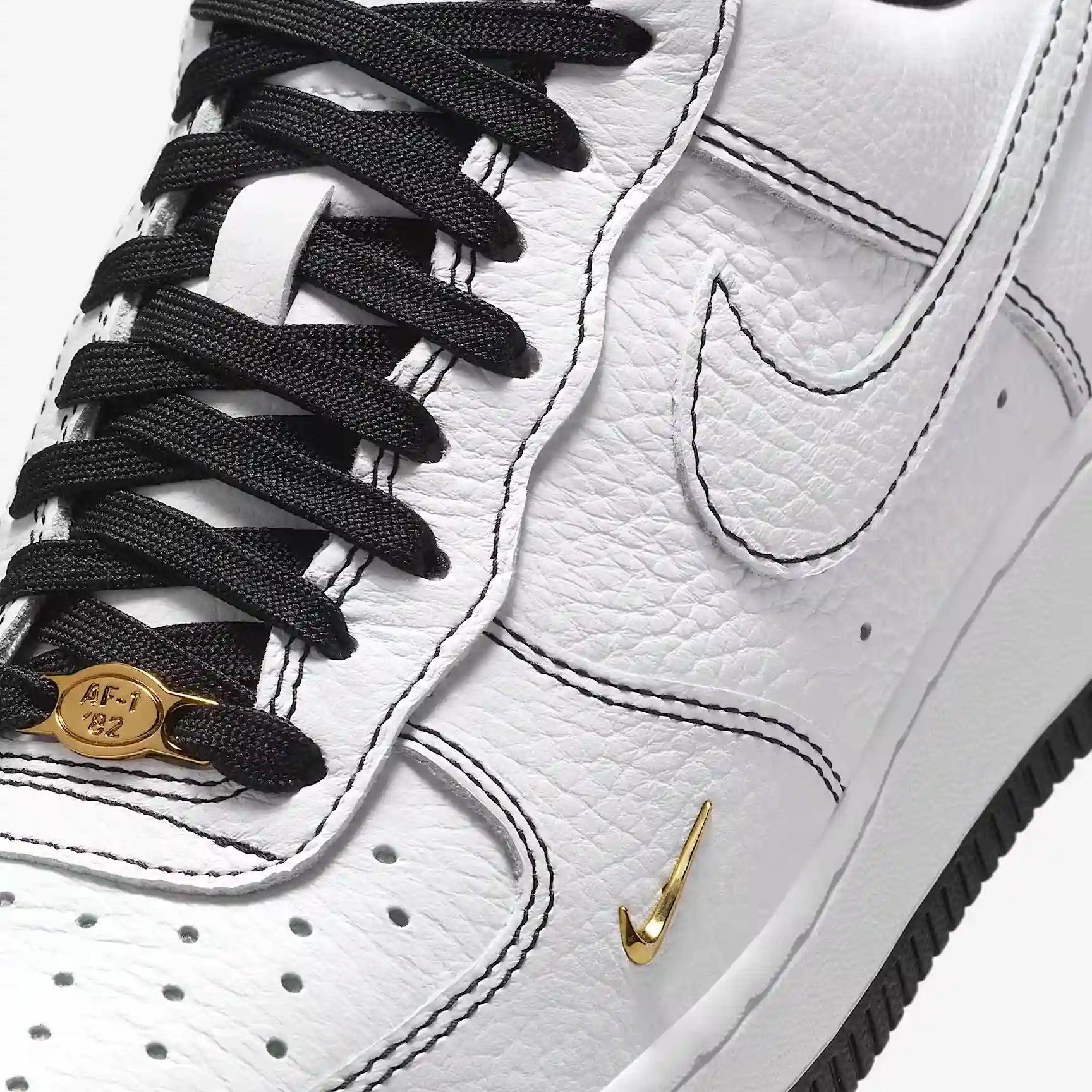 Tênis Nike Branco e Preto com Mini Swoosh Metallic Gold Parte Frontal em Detalhes Destacando Detalhes Dourados