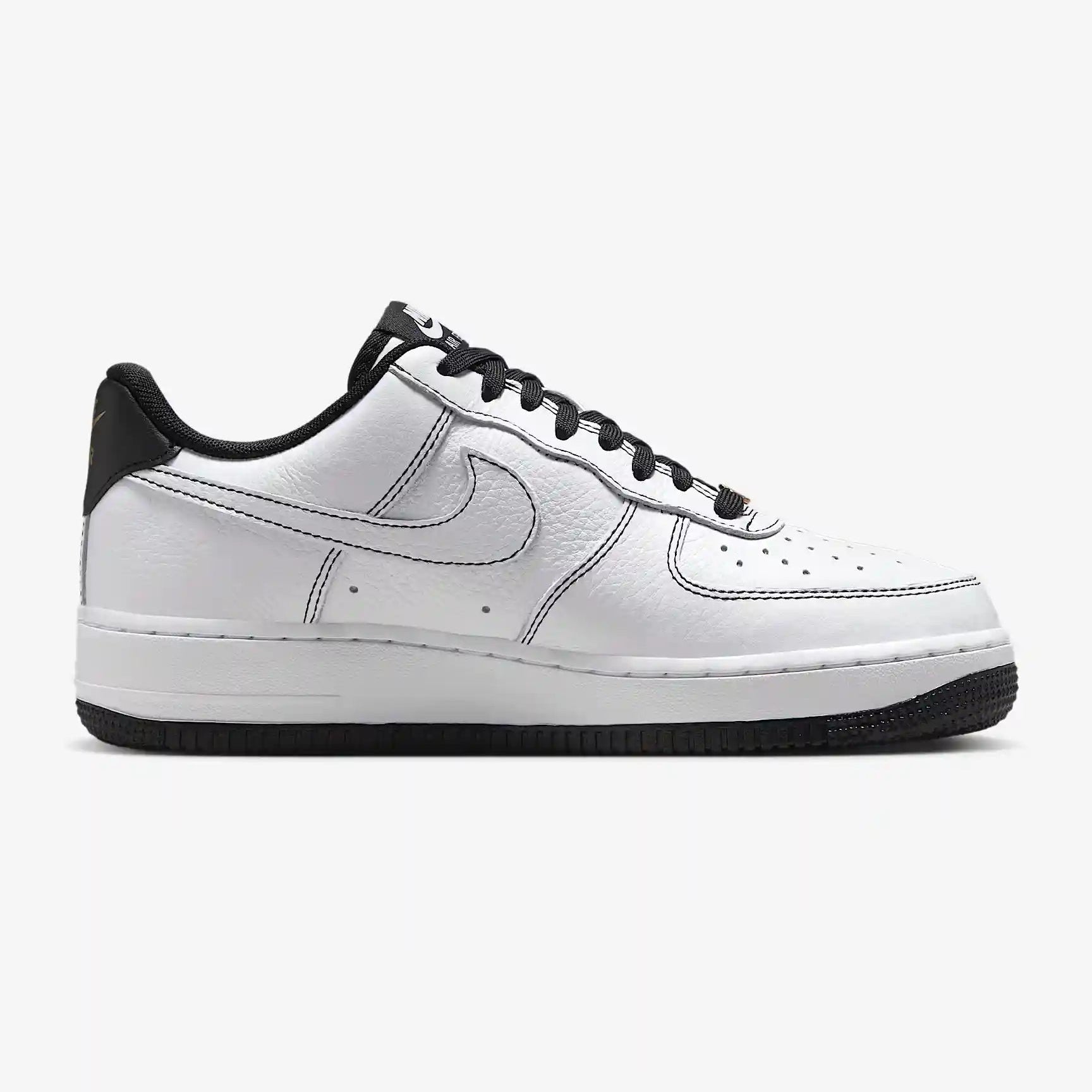 Tênis Nike Branco e Preto com Mini Swoosh Metallic Gold Parte Lateral Direita