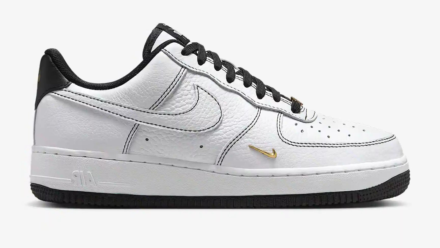 Tênis Nike Branco e Preto com Mini Swoosh Metallic Gold Capa do Produto