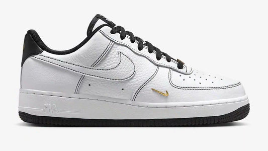 Tênis Nike Branco e Preto com Mini Swoosh Metallic Gold Capa do Produto