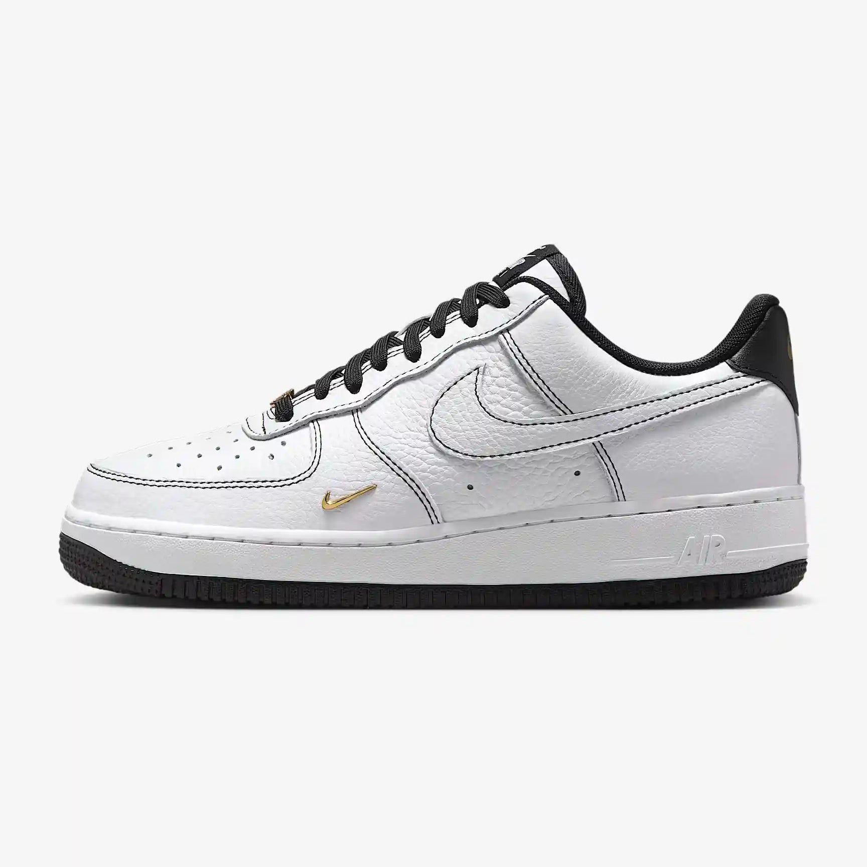 Tênis Nike Branco e Preto com Mini Swoosh Metallic Gold Parte Lateral Esquerda