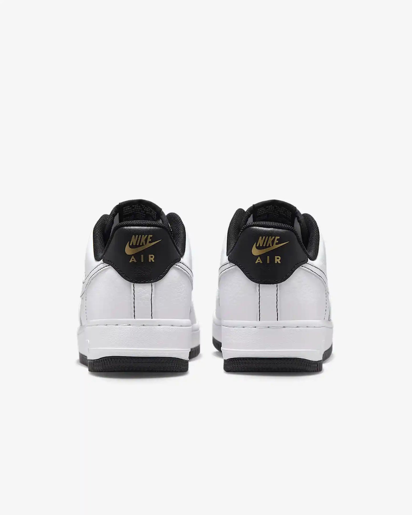 Tênis Nike Branco e Preto com Mini Swoosh Metallic Gold Parte Traseira Destacando a Logo Nike Air Dourado