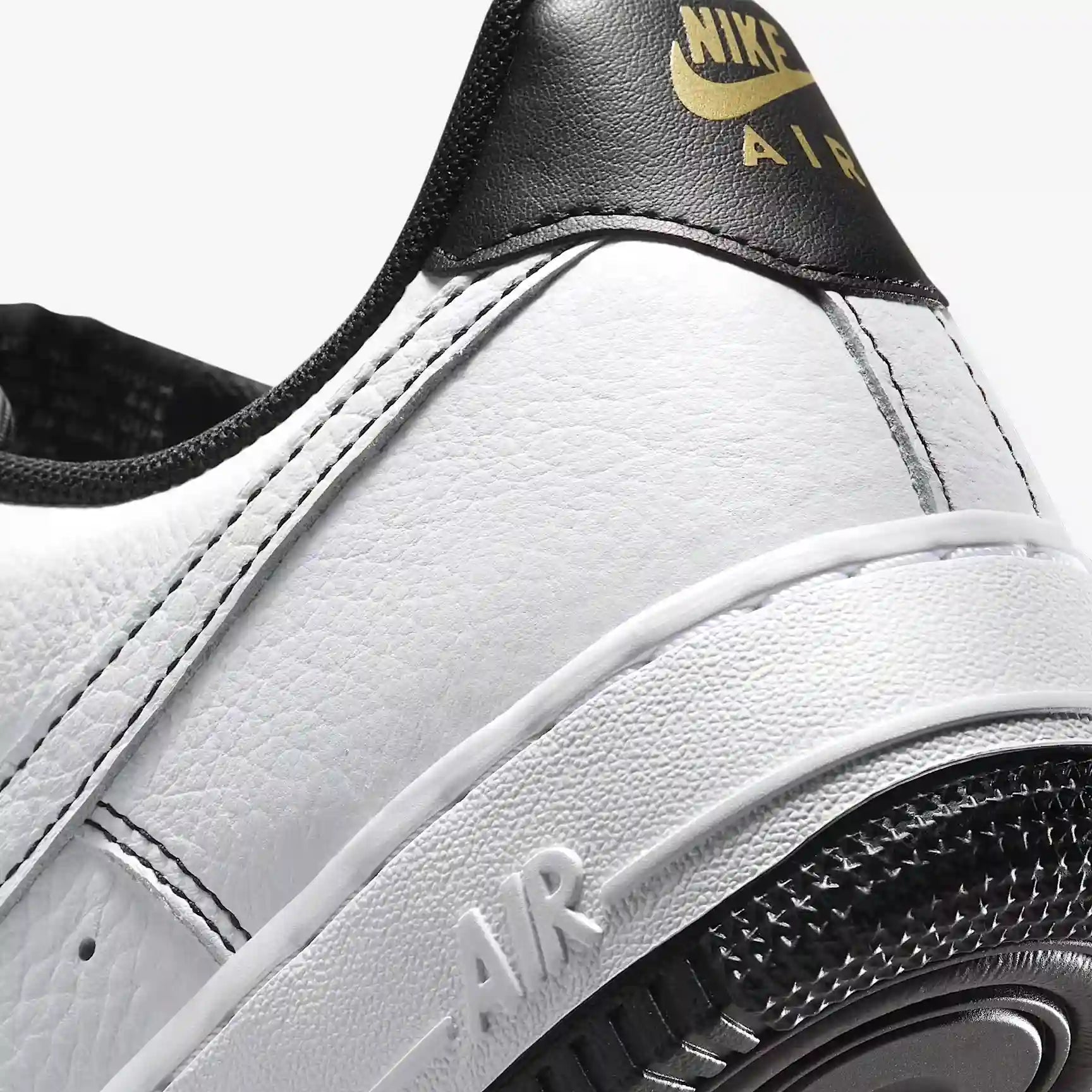 Tênis Nike Branco e Preto com Mini Swoosh Metallic Gold Parte Traseira em Detalhes