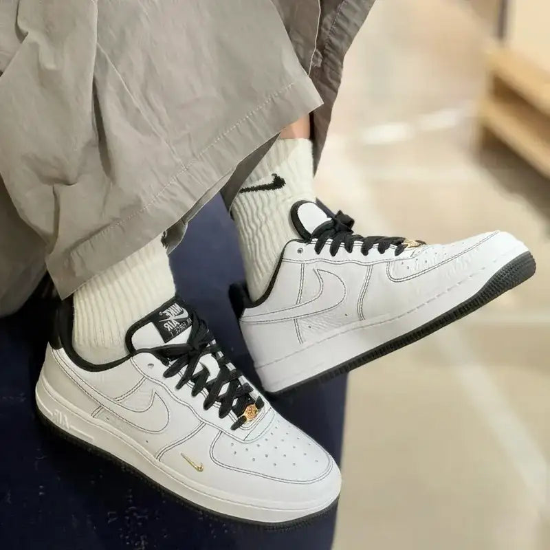 Tênis Nike Branco e Preto com Mini Swoosh Metallic Gold Visto no Pe com Calca Verde Musgo