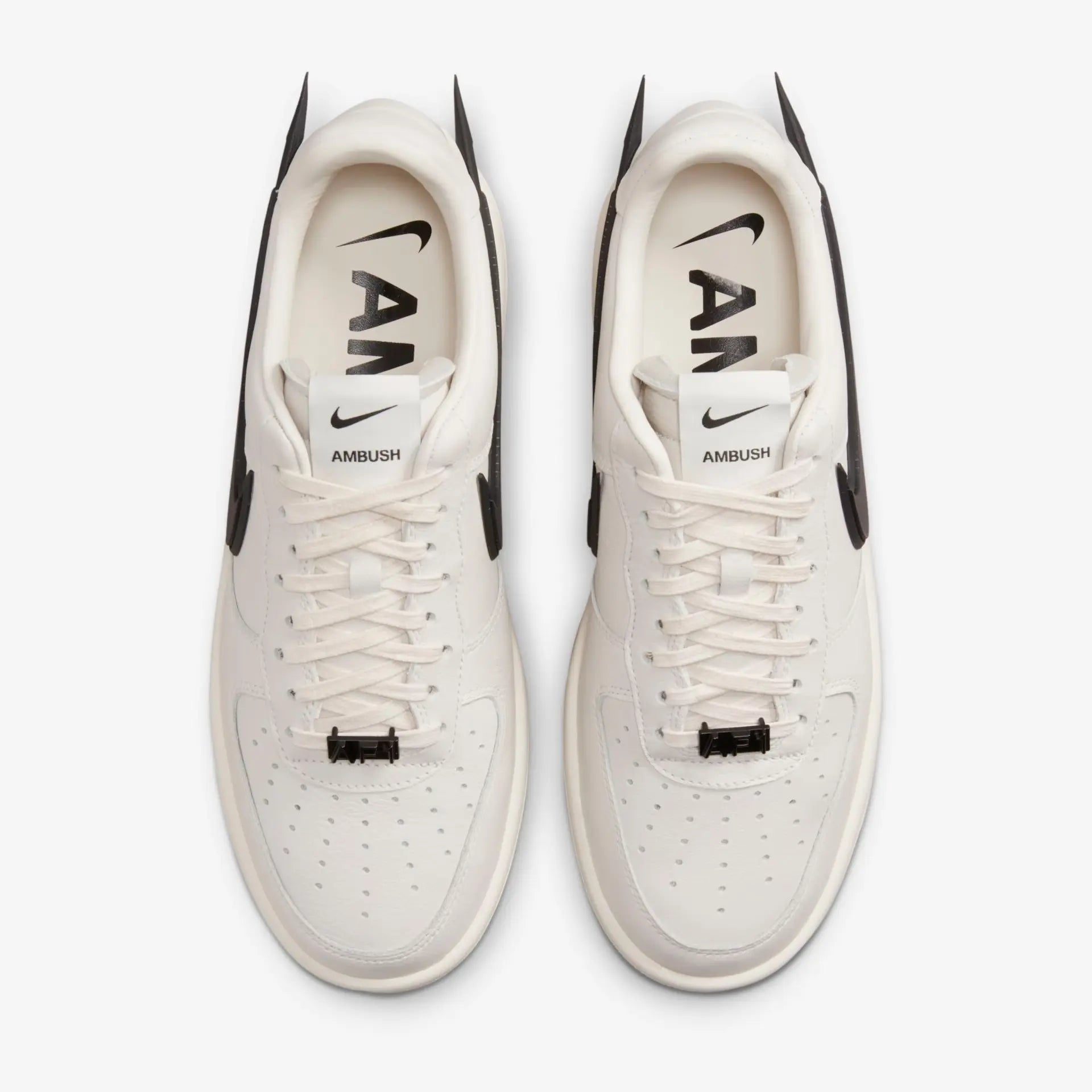 Tênis Branco Nike Air Force 1 Ambush Phantom Vista do Par por Cima
