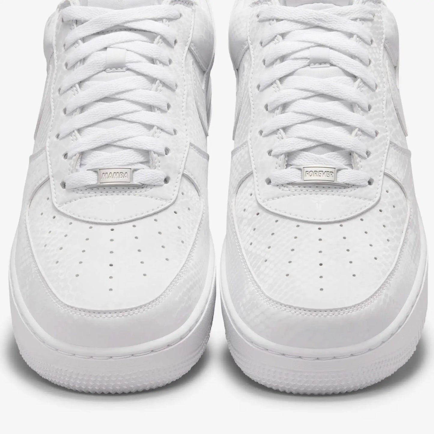 Tênis Branco Nike Air Force 1 Low Kobe Bryant White Parte do Cabedal Frontal Destacando o nome Mamba e Forever