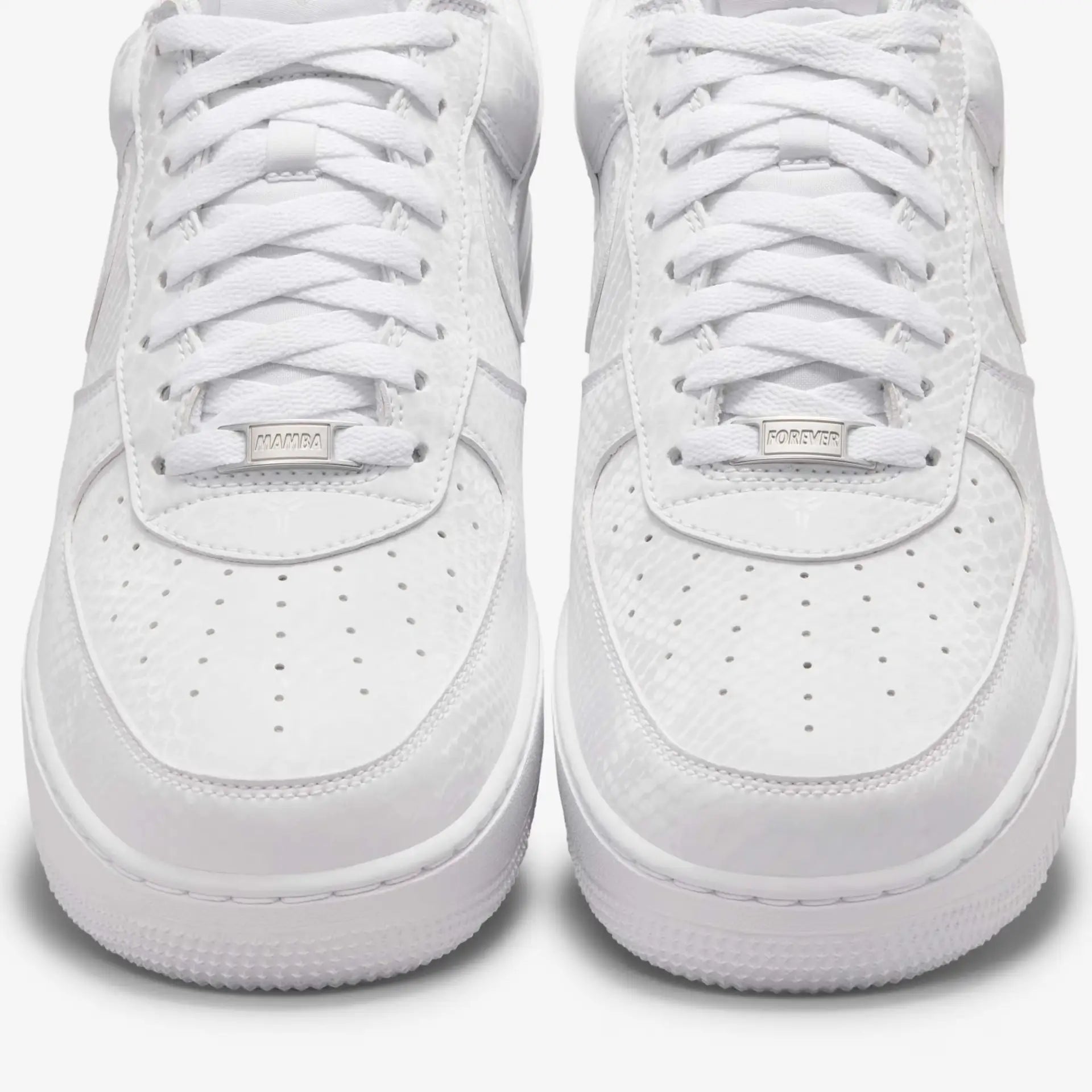 Tênis Branco Nike Air Force 1 Low Kobe Bryant White Parte do Cabedal Frontal Destacando o nome Mamba e Forever
