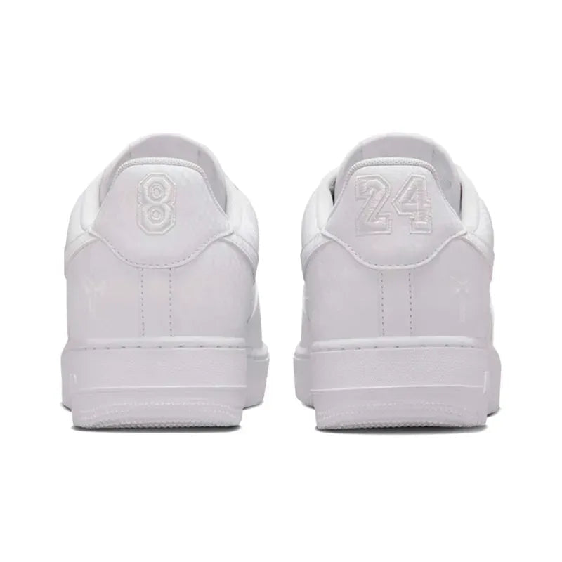 Tênis Branco Nike Air Force 1 Low Kobe Bryant White Parte Traseira em Destaque