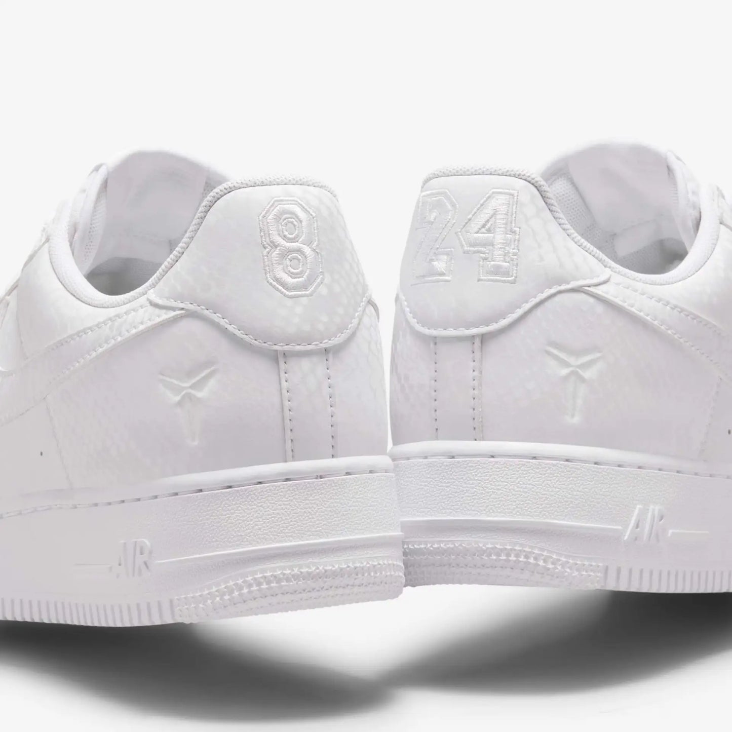 Tênis Branco Nike Air Force 1 Low Kobe Bryant White Parte Traseira em Detalhes do Numero 8 e 24