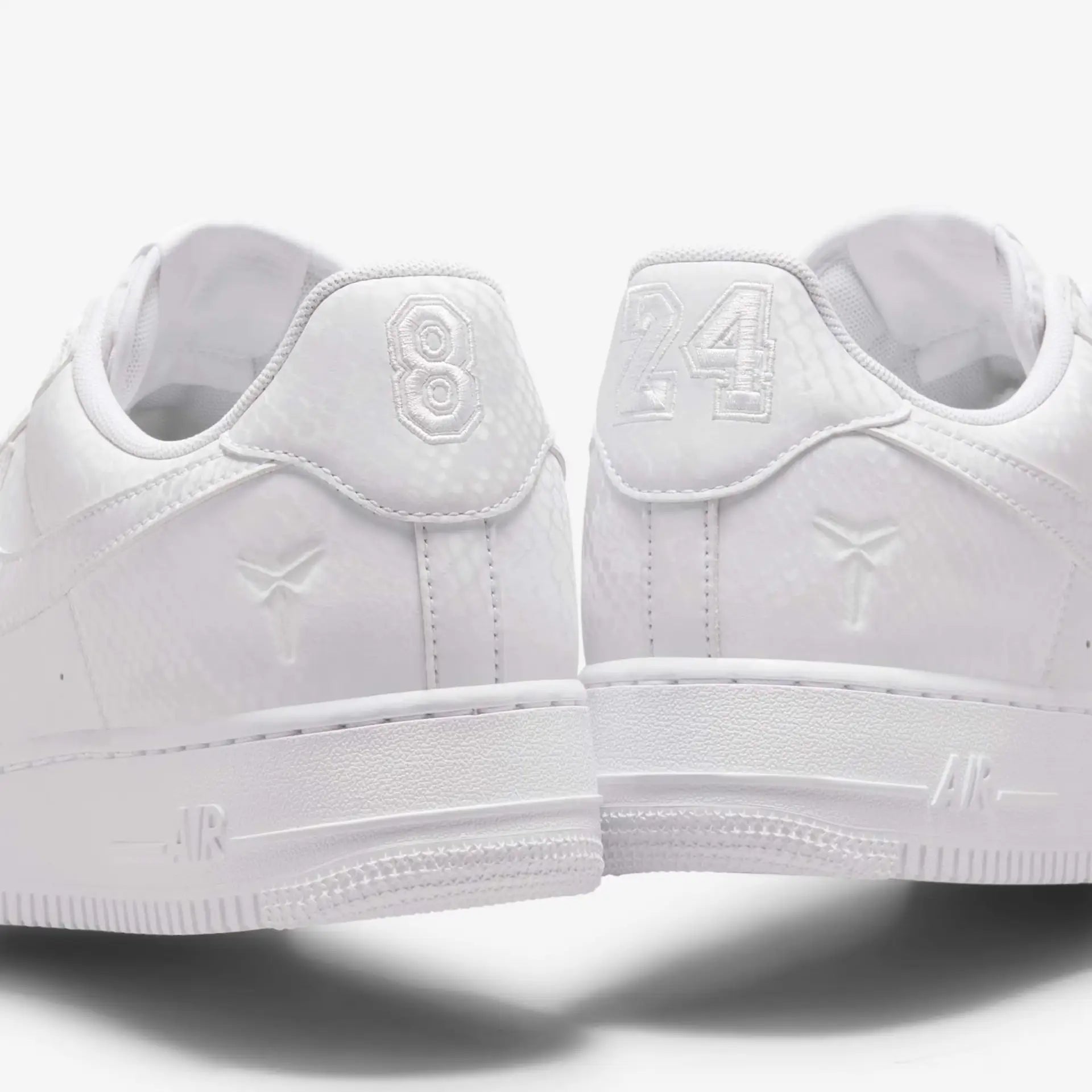Tênis Branco Nike Air Force 1 Low Kobe Bryant White Parte Traseira em Detalhes do Numero 8 e 24