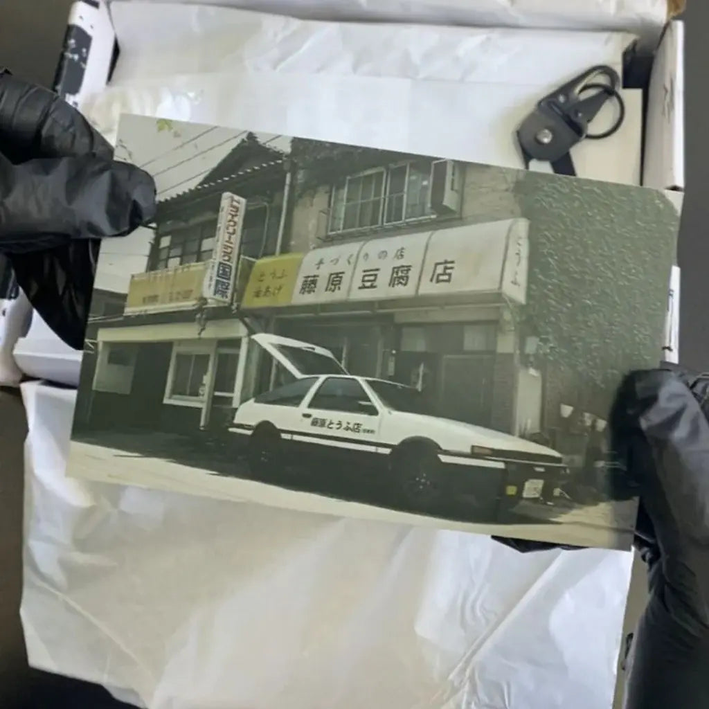 Tênis Branco Nike Dunk Low AE86 Carta Mostrando o Carro Classico do Anime