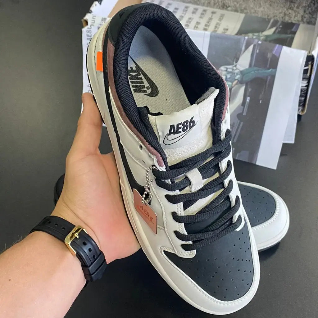 Tênis Branco Nike Dunk Low AE86 Visto em Detalhes Proximos