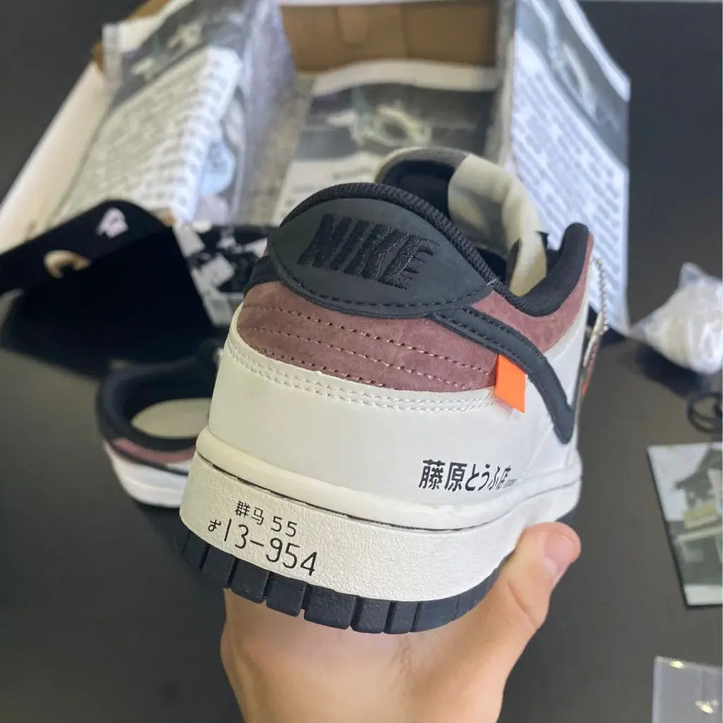 Tênis Branco Nike Dunk Low AE86 Vista Traseira em Detalhes do Bordado Nike