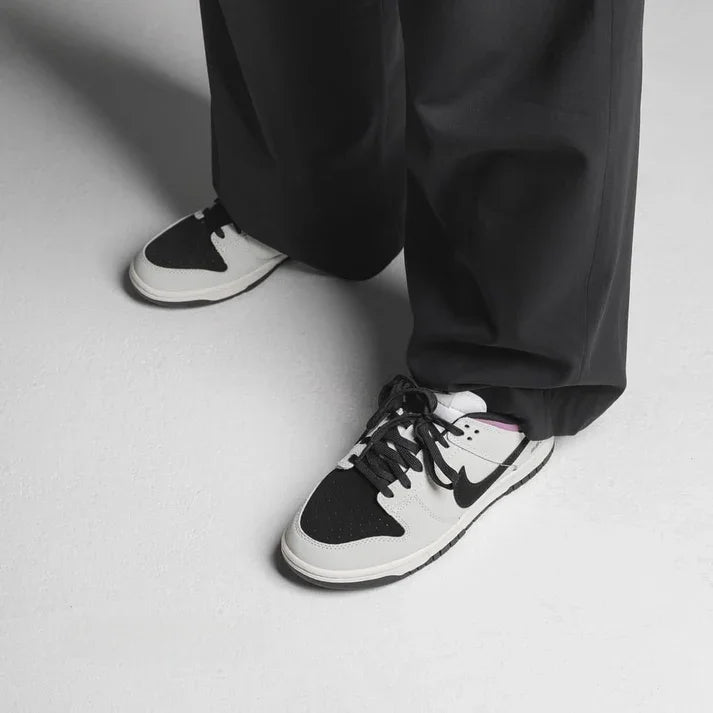 Tênis Branco Nike Dunk Low AE86 Visto no Pe Sendo Utilizado com Calca Preta