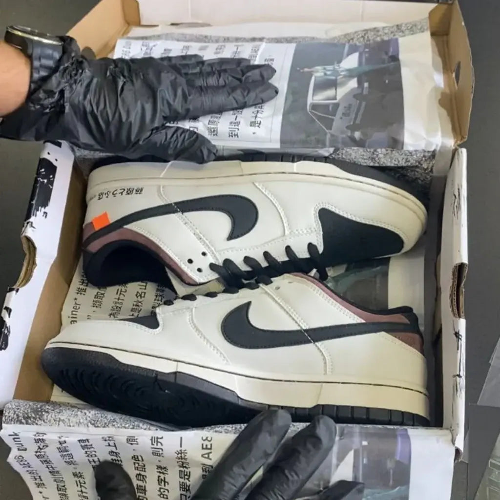 Tênis Branco Nike Dunk Low AE86 Abrindo a Caixa Do Tênis Mostrando os Detalhes do Tenis