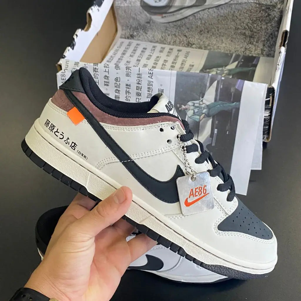 Tênis Branco Nike Dunk Low AE86 Visto em Detalhes na Mao