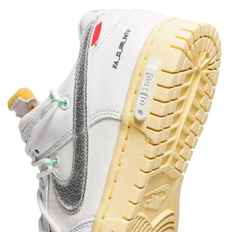 Tênis Branco Nike Dunk Low Off White 1:50 Mostrando os Detalhes Escrito 1:50
