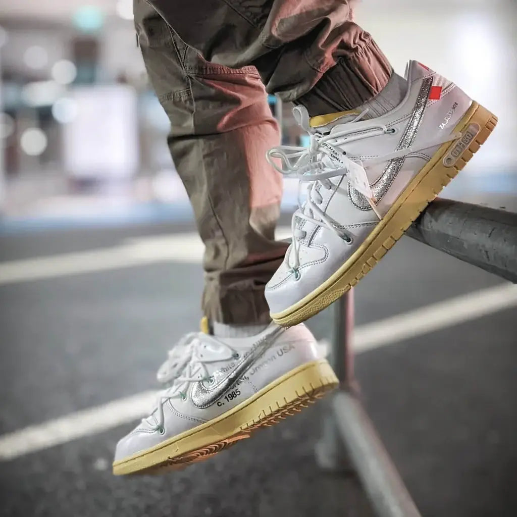 Tênis Branco Nike Dunk Low Off White 1:50 Visto no Pe com Calca Marrom