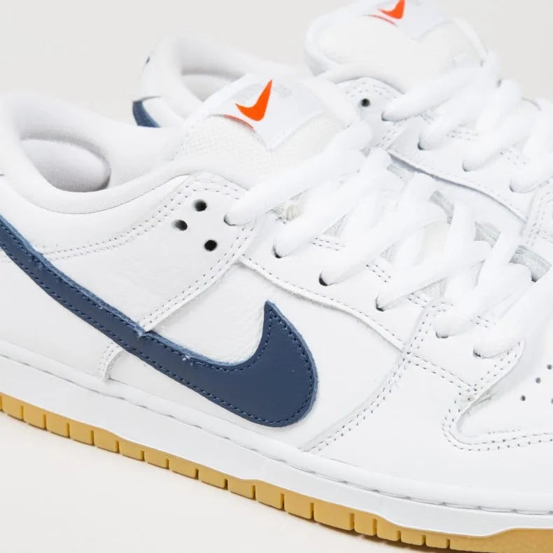 Tenis Nike Branco Dunk Low Sb Pro Orange Label White Navy Detalhes da Logo em Laranja