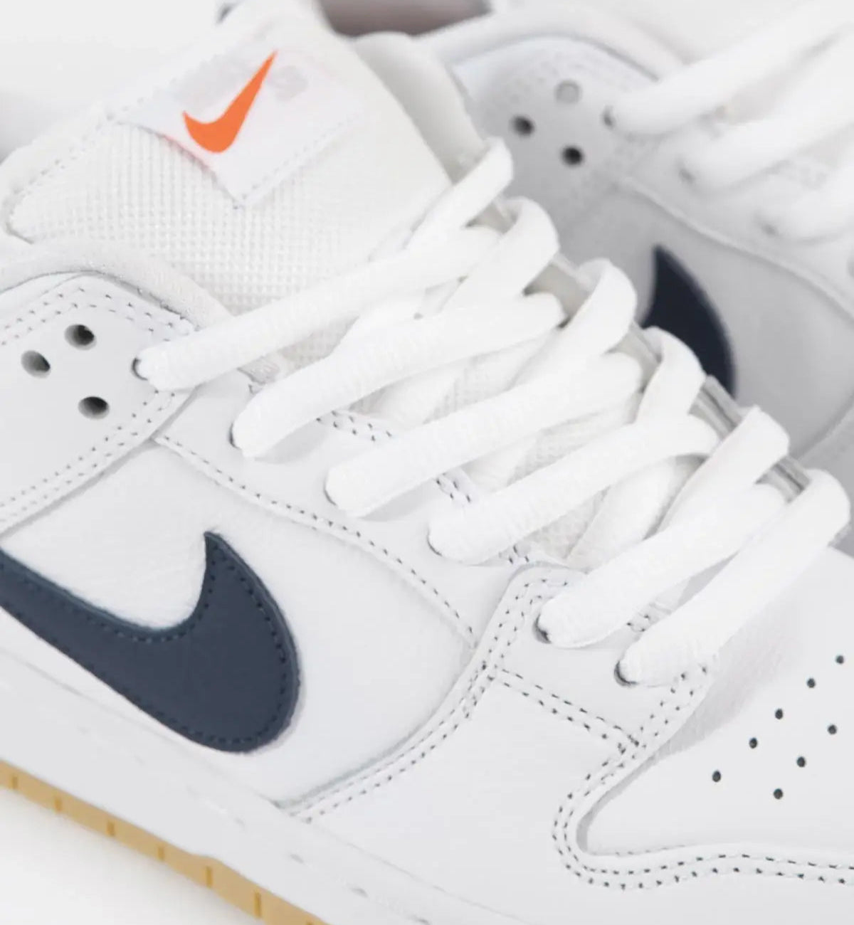 Tenis Nike Branco Dunk Low Sb Pro Orange Label White Navy Detalhes Proximos do Cadarco