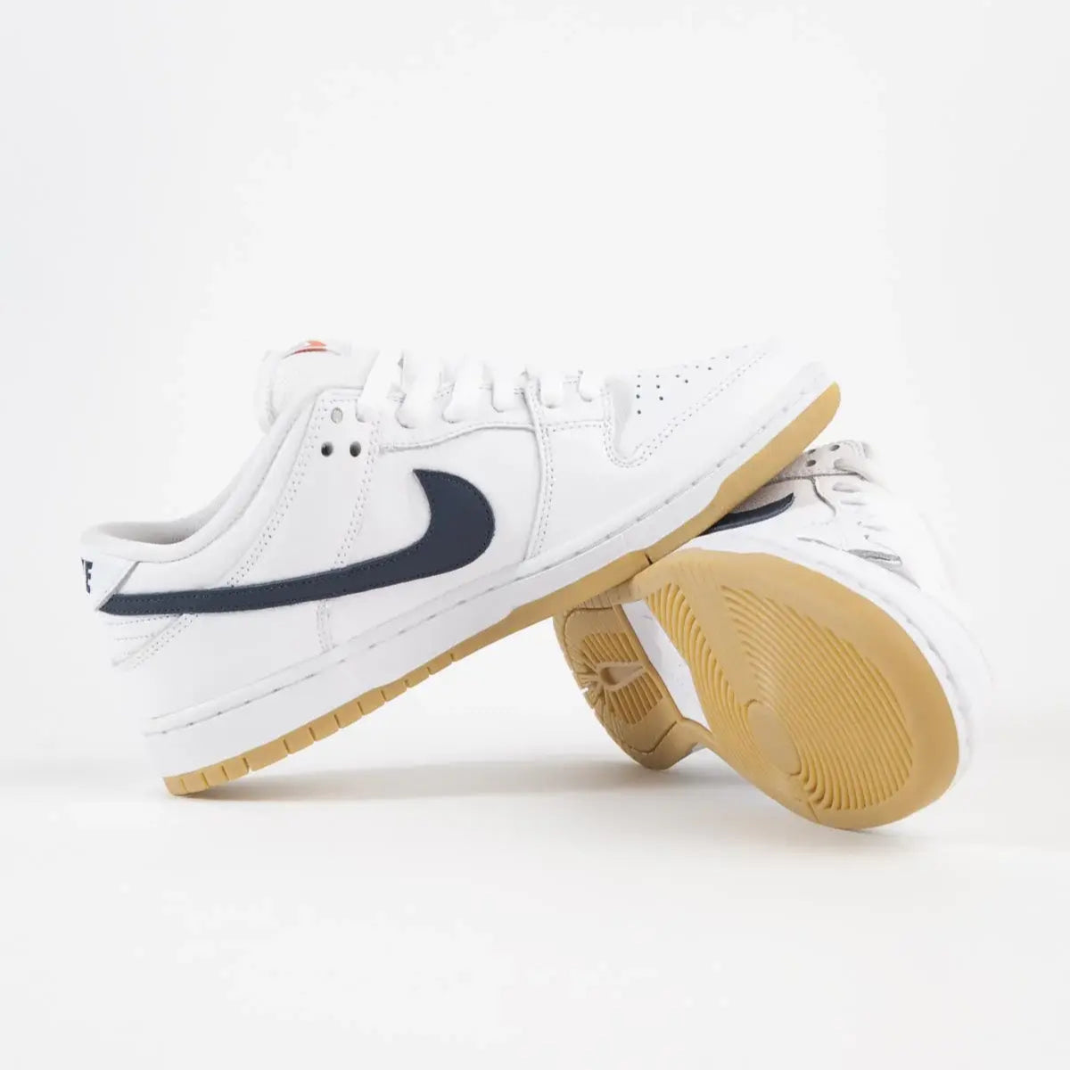 Tenis Nike Branco Dunk Low Sb Pro Orange Label White Navy Um Par em Cima Do Outro