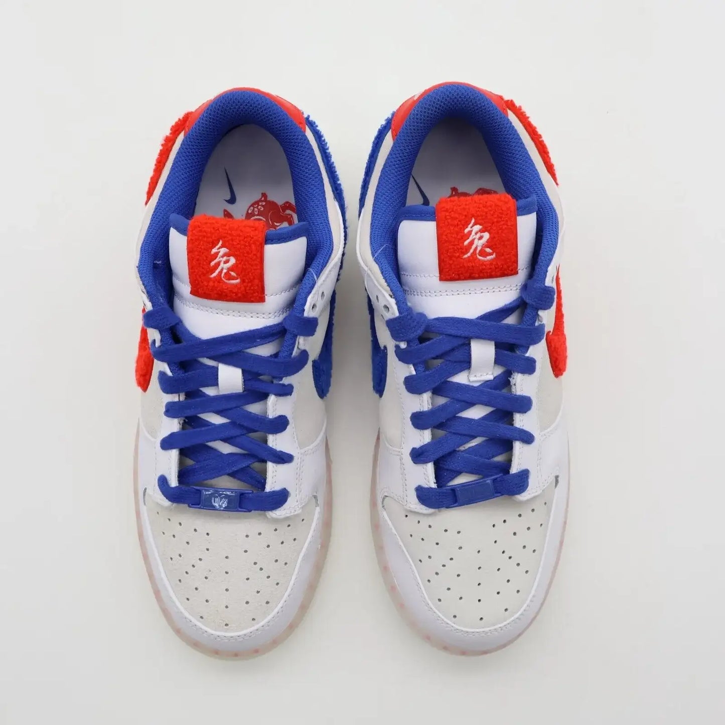Tênis Branco Nike Dunk Low Year Of The Rabbit Visto Por Cima em Detalhes