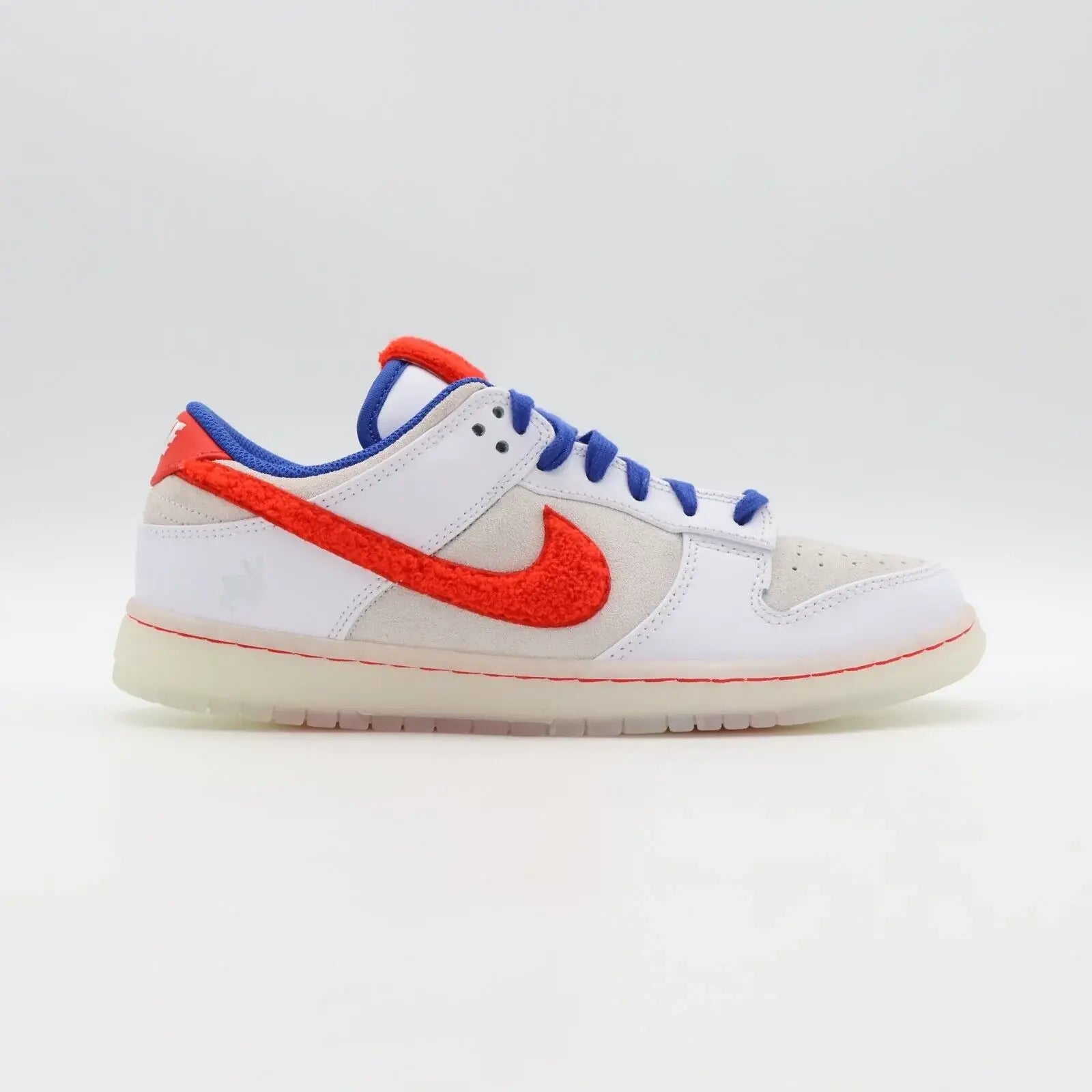 Tênis Branco Nike Dunk Low Year Of The Rabbit Visto pelo Lado Direito